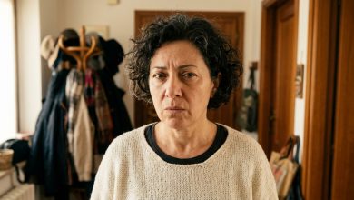 Mio figlio mi ha chiesto di non dire a nessuno che era tornato in città — una settimana dopo, alla mia porta hanno bussato degli sconosciuti chiedendo di lui Mio figlio mi ha chiesto di non dire a nessuno che era tornato in città — una settimana dopo, alla mia porta hanno bussato degli sconosciuti chiedendo di lui