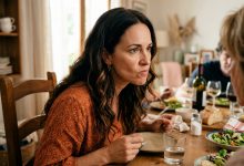 Mio marito e io siamo andati a cena dai suoi genitori. Mia suocera ha apparecchiato la tavola, si è seduta e mi ha detto: «Non ho preparato nulla apposta per te, tanto sei sempre a dieta, anche se ti farebbe bene mangiare come si deve, altrimenti mio figlio presto se ne troverà un’altra. Mio marito ha preso un panino e non ha detto una parola. Ed è stato allora che mi sono alzata e …»