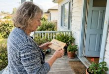 Mia figlia ha smesso di chiamare. Dopo due settimane di silenzio mi sono recata al suo indirizzo. Aveva lasciato una busta con la scritta “Per mamma, quando verrai”.