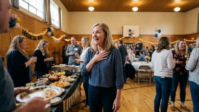 Sono andato a una riunione scolastica senza aspettative. Poi è entrato lui — e sono tornata a essere diciassettenne, il cuore che accelerava, tutta la stanza ammutolita.