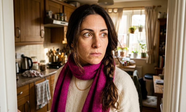 Mio marito è andato in pensione e ha iniziato a controllare ogni mia spesa — sono rimasta in silenzio per un anno, poi ho aperto un conto tutto mio