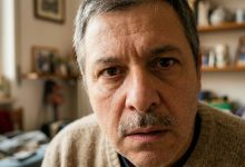 Mia suocera mi ha chiesto di passare mentre mia moglie non era in casa — quando ha aperto la porta, ho visto cose che mia moglie diceva di aver buttato via due anni fa