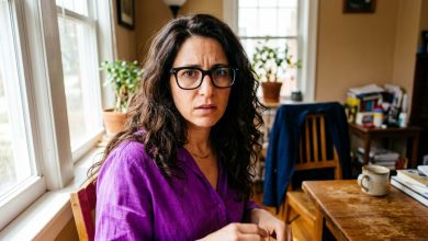 Lasciavo i bambini con mio marito la sera — finché un giorno la vicina non mi ha chiesto dove fosse davvero, e io non ho aperto le telecamere di sorveglianza