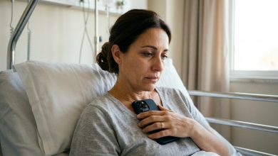 Ero sdraiata dopo l’operazione, con una flebo nel braccio, quando mio marito mi ha scritto: quando ti dimettono, a casa non c’è niente da mangiare — dopo 18 anni di matrimonio, ecco tutta la sua premura