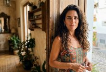 Ho detto a mia suocera che ero incinta. È rimasta in silenzio, poi ha chiesto: «Siete proprio pronti? Fate già fatica ad arrivare a fine mese.» Mio marito era lì accanto e non ha detto una parola. Io ho sorriso. Mi sono girata. Sono uscita. E da quella sera nella nostra famiglia sono cambiate molte cose.