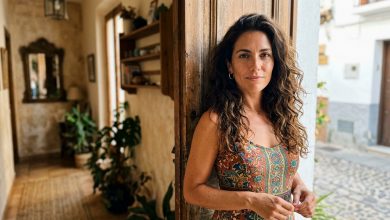 Ho detto a mia suocera che ero incinta. È rimasta in silenzio, poi ha chiesto: «Siete proprio pronti? Fate già fatica ad arrivare a fine mese.» Mio marito era lì accanto e non ha detto una parola. Io ho sorriso. Mi sono girata. Sono uscita. E da quella sera nella nostra famiglia sono cambiate molte cose.