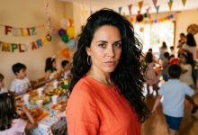 Per il quinto compleanno di mia figlia, mia suocera è arrivata, ha abbracciato sua nipote e subito dopo, davanti agli ospiti, si è voltata verso di me: «La bambina non ti somiglia per niente. Grazie al cielo, è tutta della nostra famiglia.» Gli ospiti sono ammutoliti. Mio marito si è messo a ridere. E io ho detto parole dopo le quali mia suocera ha iniziato a prepararsi per tornare a casa.