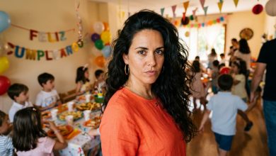 Per il quinto compleanno di mia figlia, mia suocera è arrivata, ha abbracciato sua nipote e subito dopo, davanti agli ospiti, si è voltata verso di me: «La bambina non ti somiglia per niente. Grazie al cielo, è tutta della nostra famiglia.» Gli ospiti sono ammutoliti. Mio marito si è messo a ridere. E io ho detto parole dopo le quali mia suocera ha iniziato a prepararsi per tornare a casa. Per il quinto compleanno di mia figlia, mia suocera è arrivata, ha abbracciato sua nipote e subito dopo, davanti agli ospiti, si è voltata verso di me: «La bambina non ti somiglia per niente. Grazie al cielo, è tutta della nostra famiglia.» Gli ospiti sono ammutoliti. Mio marito si è messo a ridere. E io ho detto parole dopo le quali mia suocera ha iniziato a prepararsi per tornare a casa.