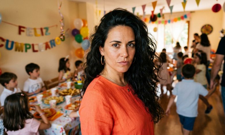 Per il quinto compleanno di mia figlia, mia suocera è arrivata, ha abbracciato sua nipote e subito dopo, davanti agli ospiti, si è voltata verso di me: «La bambina non ti somiglia per niente. Grazie al cielo, è tutta della nostra famiglia.» Gli ospiti sono ammutoliti. Mio marito si è messo a ridere. E io ho detto parole dopo le quali mia suocera ha iniziato a prepararsi per tornare a casa. Per il quinto compleanno di mia figlia, mia suocera è arrivata, ha abbracciato sua nipote e subito dopo, davanti agli ospiti, si è voltata verso di me: «La bambina non ti somiglia per niente. Grazie al cielo, è tutta della nostra famiglia.» Gli ospiti sono ammutoliti. Mio marito si è messo a ridere. E io ho detto parole dopo le quali mia suocera ha iniziato a prepararsi per tornare a casa.