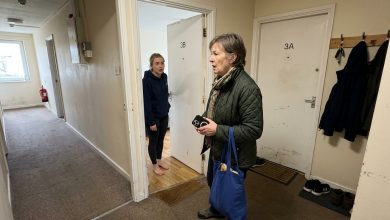 Mio figlio non mi ha chiamato per tre mesi. Ho pensato che fosse occupato col lavoro. Alla fine sono andata nel suo appartamento senza preavviso. Una sconosciuta ha aperto la porta e mi ha detto che viveva lì da sei mesi.