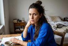 Mio marito pagava sua madre per aiutarci con il bambino — finché un giorno non ho scoperto dove finivano davvero quei soldi