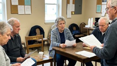 La vicina con cui prendevo il caffè ogni settimana da dieci anni improvvisamente smise di rispondere alla porta. Ho scoperto il motivo durante una riunione dei residenti.