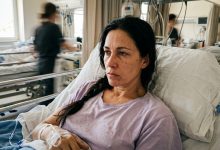 Sono finita in ospedale per la pressione alta. Mio marito è arrivato dopo tre ore e la prima cosa che ha detto è stata: «E adesso cosa c’è di nuovo? Come sempre, non potevi scegliere un momento peggiore». E io ero lì, attaccata alla flebo. «Non potevi scegliere un momento peggiore». L’infermiera è uscita dalla stanza. E finalmente ho trovato le parole giuste per rispondergli…