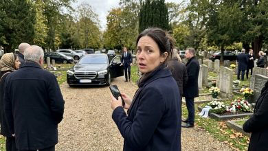 Per Dieci Anni Ho Mandato Soldi a Mio Fratello Ogni Mese. Poi si è Presentato a un Funerale in una Mercedes.