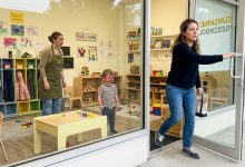 Mio Figlio Urlava Ogni Mattina Implorando di Non Andare all’Asilo — Quello che Ho Visto Attraverso la Finestra mi Ha Spinto ad Aprire la Porta