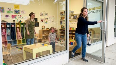 Mio Figlio Urlava Ogni Mattina Implorando di Non Andare all’Asilo — Quello che Ho Visto Attraverso la Finestra mi Ha Spinto ad Aprire la Porta