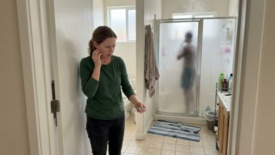 Tornò a casa prima del solito e andò direttamente alla doccia. Sul pavimento del bagno trovai qualcosa che non poteva essere stato “portato a casa dal lavoro”.