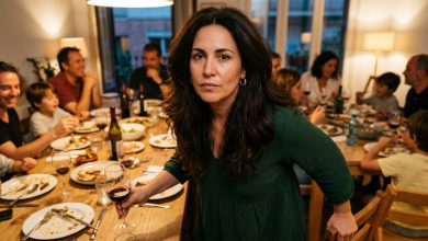 Stavamo festeggiando il compleanno di mio marito, mia suocera ha alzato il calice: «A nostro figlio — a come manda avanti tutto, lavora, non si lamenta mai.» Io ero seduta accanto a loro. 10 anni di matrimonio. Due figli. Sua madre nella mia cucina ogni domenica. Mio marito non ha nemmeno guardato nella mia direzione. Ho posato il bicchiere, mi sono alzata da tavola. E ho detto a tutti una sola frase, dopo la quale la festa è finita….