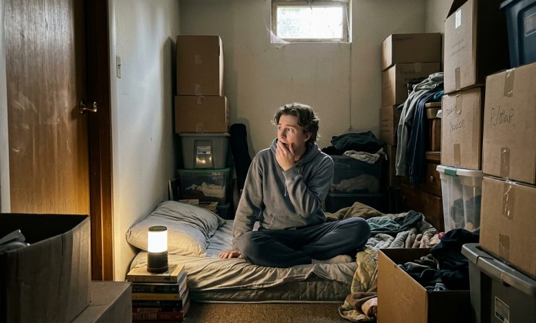 Lo chiamavano “ripostiglio”. Ci ho dormito per dieci anni. Poi hanno bussato alla mia porta.