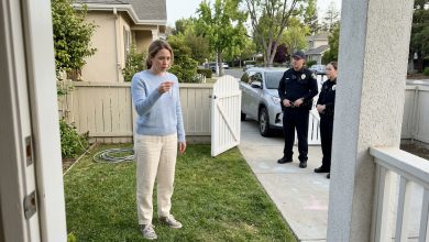 Ho Trovato il Braccialetto di Mia Figlia a un Mercatino — La Mattina Successiva la Polizia Era nel Mio Cortile Dicendo: “Dobbiamo Parlare”