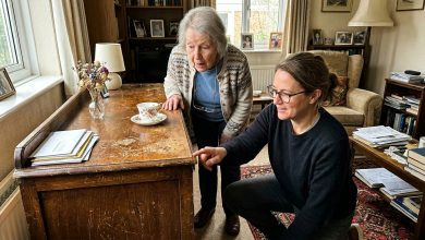 Ho Messo in Vendita il Vecchio Credenza di Mia Nonna. L’Acquirente Ha Indicato un Segno Sotto la Superficie — e Sotto la Vernice C’era un Nome che Nessuno nella Mia Famiglia Conosceva.
