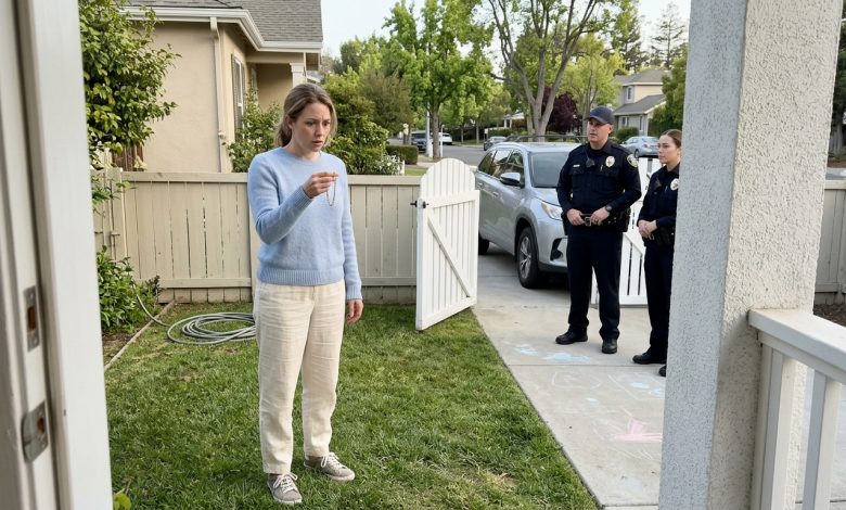 Ho Trovato il Braccialetto di Mia Figlia a un Mercatino — La Mattina Successiva la Polizia Era nel Mio Cortile Dicendo: “Dobbiamo Parlare”