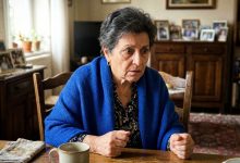 Stavo preparando lo zaino di mia nipote per una passeggiata — e nella tasca laterale ho trovato un biglietto: dopo averlo letto, mi sono sentita a disagio