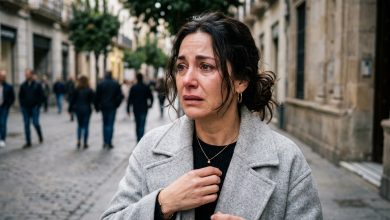 Abbiamo seppellito papà mercoledì. Ero in piedi accanto alla bara e piangevo, senza riuscire a fermarmi. Mia madre si avvicinò da dietro e mi sussurrò: «Smettila. Non se lo meritava.» Mi voltai. E in quel momento capii che non potevo più restare in silenzio e, proprio lì, feci qualcosa che non mi sarei mai aspettata da me stessa. ..