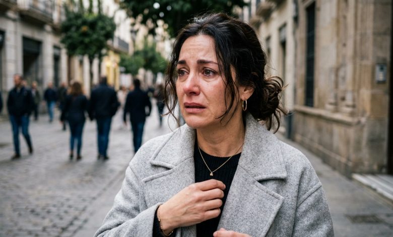 Abbiamo seppellito papà mercoledì. Ero in piedi accanto alla bara e piangevo, senza riuscire a fermarmi. Mia madre si avvicinò da dietro e mi sussurrò: «Smettila. Non se lo meritava.» Mi voltai. E in quel momento capii che non potevo più restare in silenzio e, proprio lì, feci qualcosa che non mi sarei mai aspettata da me stessa. ..