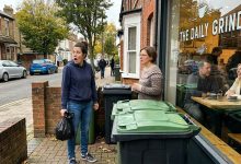 La mia vicina mi ha detto accanto ai bidoni che aveva visto mio marito ogni giovedì in un caffè in città. Con la stessa donna. Il giovedì, mio marito diceva che andava all’orto.