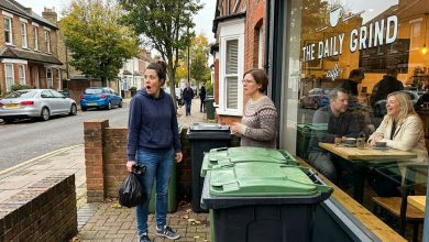La mia vicina mi ha detto accanto ai bidoni che aveva visto mio marito ogni giovedì in un caffè in città. Con la stessa donna. Il giovedì, mio marito diceva che andava all’orto.