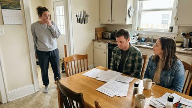 Sono tornata a casa presto. C’erano degli estranei alla mia tavola della cucina — e il nome della mia vicina su un contratto di locazione falsificato.