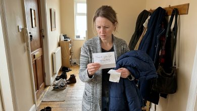 Ho preso la sua giacca perché era diventato freddo. Nella tasca ho trovato una ricevuta di gioielleria e un piccolo biglietto: “Grazie per ieri”.