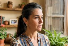 Per tre anni ho messo da parte i soldi per i corsi di guida — di nascosto da mio marito, un po’ alla volta. Alla fine gliel’ho detto. Mi ha guardata e si è messo a ridere: «Sul serio? A 52 anni?» Ha riso. Non ha discusso — ha riso. Sono uscita dalla stanza. E ho fatto qualcosa di cui lui ha saputo solo un mese dopo.