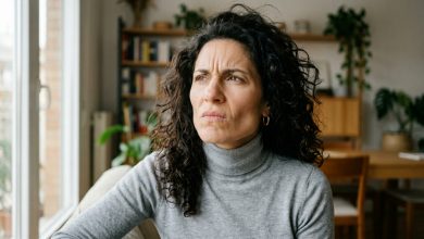 Ieri mio figlio mi ha chiamata e ha detto: “Mamma, abbiamo deciso: questo fine settimana non venire da noi. Laura vuole passare il weekend solo con i suoi familiari.” E io allora cosa sarei: una estranea, non di famiglia? Sono rimasta in silenzio per cinque secondi, le lacrime mi soffocavano. E poi gli ho detto quello che mi tenevo dentro da sette anni.