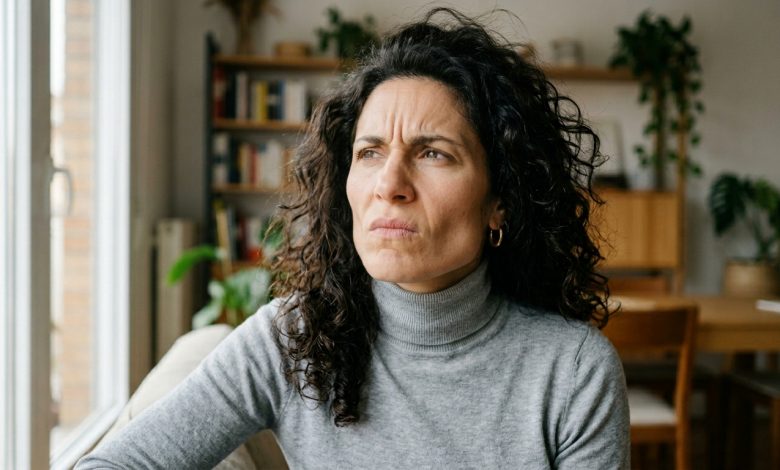 Ieri mio figlio mi ha chiamata e ha detto: “Mamma, abbiamo deciso: questo fine settimana non venire da noi. Laura vuole passare il weekend solo con i suoi familiari.” E io allora cosa sarei: una estranea, non di famiglia? Sono rimasta in silenzio per cinque secondi, le lacrime mi soffocavano. E poi gli ho detto quello che mi tenevo dentro da sette anni.