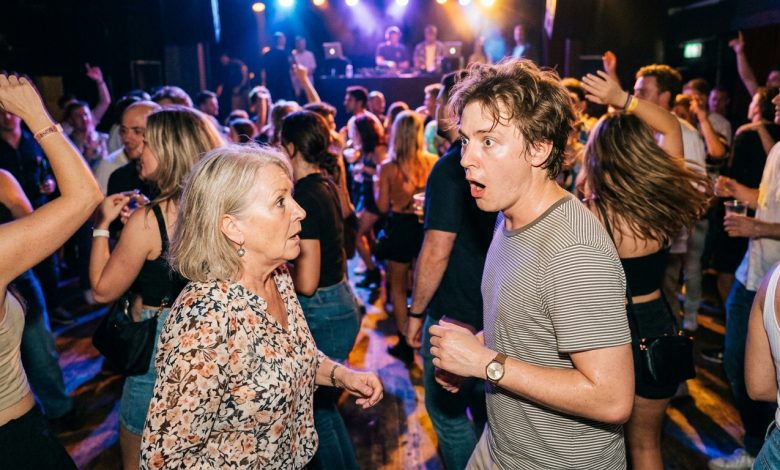 Ho Passato Diciassette Anni a Piangere i Miei Genitori. Poi Mi sono Imbattuto nella Mia Madre su una Pista da Ballo.