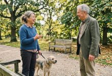 Ho incontrato lui mentre portavo il cane a passeggio nel parco. Ho 63 anni e pensavo che non avrei mai più guardato nessuno. Mia figlia dice che mi sto rendendo ridicola. Non mi sono sentita così viva da anni.Ho incontrato lui mentre portavo il cane a passeggio nel parco. Ho 63 anni e pensavo che non avrei mai più guardato nessuno. Mia figlia dice che mi sto rendendo ridicola. Non mi sono sentita così viva da anni.