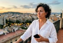 Ho cinquantacinque anni. Vivo con mia figlia nell’appartamento dei miei genitori, sono stati loro stessi a chiedermi di restare “per occuparmi di loro”. Per tutto questo tempo ho cucinato, pulito, mandato avanti la casa, li ho accompagnati dai medici. E la settimana scorsa, a cena, mio padre ha detto: “Io e tua madre abbiamo deciso di intestare l’appartamento a tuo fratello — lui ha una famiglia, tre figli, ne ha più bisogno.” Avevo la forchetta in mano. E non sono riuscita a dire una sola parola. Ma la mattina dopo…