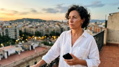 Ho cinquantacinque anni. Vivo con mia figlia nell’appartamento dei miei genitori, sono stati loro stessi a chiedermi di restare “per occuparmi di loro”. Per tutto questo tempo ho cucinato, pulito, mandato avanti la casa, li ho accompagnati dai medici. E la settimana scorsa, a cena, mio padre ha detto: “Io e tua madre abbiamo deciso di intestare l’appartamento a tuo fratello — lui ha una famiglia, tre figli, ne ha più bisogno.” Avevo la forchetta in mano. E non sono riuscita a dire una sola parola. Ma la mattina dopo…