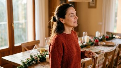 Ho apparecchiato la tavola per sei persone per Capodanno — a mezzanotte non è arrivato nessuno e nessuno ha chiamato — il primo gennaio ho cambiato le serrature, ho raccolto le cose dei miei familiari in sacchi e, per la prima volta in trent’anni, ho deciso di mettere me stessa al primo posto.  Per trent’anni ho festeggiato il Capodanno con le stesse persone. Mio marito, sua sorella con suo marito, due nostri amici comuni — una coppia che conoscevamo fin da giovani. Ogni anno a casa nostra. Ogni anno cucinavo io. Ogni anno apparecchiavo per sei persone e aspettavo che arrivassero.  Era la mia festa — non perché lo volessi davvero, ma perché era andata così trent’anni fa e nessuno, nemmeno una volta, aveva proposto di fare diversamente. Compravo tutto io, cucinavo per due giorni, decoravo la tavola. Loro arrivavano, mangiavano, bevevano e poi se ne andavano. Io lavavo i piatti.  Quest’anno ho cominciato a prepararmi il ventotto dicembre. Ho comprato tutto secondo la lista — insalata Olivier, carne al forno, antipasti, due tipi di torta. Ho apparecchiato la tavola il trentuno alle sei di sera. Sei coperti. Sei bicchieri. Candele. Tutto come sempre.  Alle otto di sera ho scritto a mio marito per chiedergli quando aspettare gli ospiti. Mi ha risposto che sarebbe arrivato più tardi, perché era trattenuto da sua sorella. Ho detto va bene.  Alle dieci ho chiamato la sorella di mio marito — solo per conferma. Mi ha detto che quest’anno avevano deciso di restare a casa loro, che erano stanchi di mettersi in viaggio e che sperava che mio marito mi avesse avvisata. Mio marito non mi aveva avvisata.  Ho chiamato i nostri amici comuni. Non hanno risposto al telefono.  Ho scritto di nuovo a mio marito. Mi ha risposto che sì, tutti avevano deciso di restare a casa propria, e che anche lui avrebbe fatto tardi — da sua sorella avevano apparecchiato e non stava bene andarsene subito. Che sarebbe arrivato presto.  Ho posato il telefono sul tavolo e ho guardato i sei coperti. Sei bicchieri. Le candele che ardevano già da quattro ore.  Erano le dieci e mezza.  Mi sono versata un bicchiere. Da sola. Ho spento la musica che suonava in sottofondo dalle sei di sera. Sono rimasta seduta a guardare la tavola.  A mezzanotte in televisione è iniziato il messaggio di auguri. Non mi sono messa a guardarlo. Il telefono taceva. Nessuna di quelle cinque persone mi ha scritto. Nessuna mi ha chiamata.  Ho bevuto il mio bicchiere. Ho riposto tutto in frigorifero — con cura, nei contenitori. Ho lavato i piatti. Sono andata a letto verso l’una e mezza.  Mio marito è tornato alle quattro del mattino. Non mi sono svegliata — o forse ho fatto finta di non svegliarmi. La mattina del primo gennaio lui dormiva. Io mi sono alzata alle otto, ho preparato il caffè e l’ho bevuto in piedi davanti alla finestra.  Poi ho trovato il numero di un fabbro. Lavorava — a quanto pare, alcuni lavorano anche nei giorni di festa. È arrivato alle undici. Per mezzogiorno le serrature erano nuove. La chiave — una sola. La mia.  Mentre il fabbro lavorava, ho raccolto le cose di mio marito. Non di fretta — con metodo. Vestiti, documenti, libri che erano sicuramente suoi. Tre sacchi grandi e una scatola.  Quando si è svegliato — i sacchi erano già nell’ingresso. Lui non aveva la chiave della nuova serratura. Io ero seduta in cucina con il caffè e aspettavo.  La conversazione è stata lunga. Io ho parlato poco. Per lo più ascoltavo. Poi ho detto che da quel momento in poi tutto sarebbe passato attraverso un avvocato e gli ho chiesto di prendere le sue cose.  Se n’è andato alle tre del pomeriggio del primo gennaio.  Ho chiuso la porta. Mi ci sono appoggiata con la schiena. E per la prima volta in trent’anni ho sentito quanto può essere silenziosa una casa quando nell’appartamento non c’è nessuno oltre a te.  Non solitaria. Silenziosa. Sono due cose diverse — e l’ho capito solo adesso.  Ditemi sinceramente — ho fatto bene a decidere tutto in una sola mattina senza dargli la possibilità di spiegarsi, oppure trent’anni richiedevano comunque un’altra conversazione?