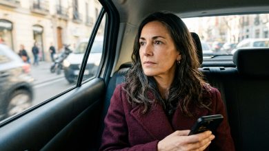 Mio figlio mi ha spiegato che sarebbe stato meglio intestare la dacia a lui — «solo per le tasse, mamma, non preoccuparti» — ho accettato di andare dal notaio, ma lungo la strada ho preso una decisione che lui non aveva previsto.