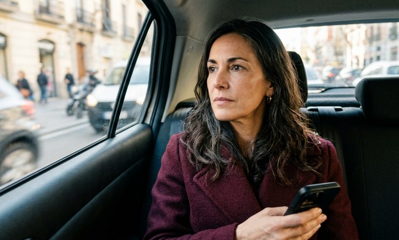 Mio figlio mi ha spiegato che sarebbe stato meglio intestare la dacia a lui — «solo per le tasse, mamma, non preoccuparti» — ho accettato di andare dal notaio, ma lungo la strada ho preso una decisione che lui non aveva previsto.