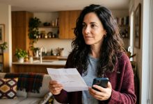 Per tre anni ho messo da parte dei soldi in una busta e li nascondevo nella giacca invernale. Mio marito l’ha trovata per caso e ha detto: «Cos’è, un gruzzolo segreto da nascondermi?». Io ho ripreso la busta e ho deciso di fargli capire che non ha alcun diritto sui miei soldi.