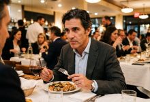 Alla cena aziendale, mio suocero si è alzato con il bicchiere in mano e ha detto che sua figlia avrebbe potuto trovare un marito migliore — al tavolo sono scoppiati a ridere — io ho aspettato che si sedesse, ho posato la forchetta e ho pronunciato una sola frase, dopo la quale non mi ha più guardato negli occhi per il resto della serata.