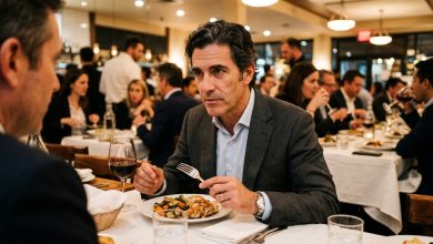 Alla cena aziendale, mio suocero si è alzato con il bicchiere in mano e ha detto che sua figlia avrebbe potuto trovare un marito migliore — al tavolo sono scoppiati a ridere — io ho aspettato che si sedesse, ho posato la forchetta e ho pronunciato una sola frase, dopo la quale non mi ha più guardato negli occhi per il resto della serata.