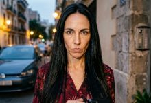 Mio fratello mi ha chiesto dei soldi “per tre mesi, te lo giuro” — è passato un anno, il telefono è rimasto muto — e poi vedo la sua macchina nuova parcheggiata davanti a casa nostra e gli scrivo un messaggio di tre parole che decide tutto.