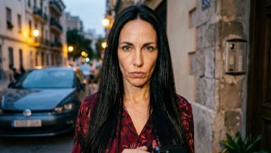 Mio fratello mi ha chiesto dei soldi “per tre mesi, te lo giuro” — è passato un anno, il telefono è rimasto muto — e poi vedo la sua macchina nuova parcheggiata davanti a casa nostra e gli scrivo un messaggio di tre parole che decide tutto.