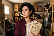 Stavo riordinando il ripostiglio un mese dopo la morte di mia madre quando ho trovato una scatola con i documenti dell’appartamento, dove c’erano la firma di mia sorella e una data. Dopo quello che ho visto, ho dovuto chiamare il notaio