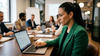 Durante la riunione una collega mi ha interrotta a metà frase e ha presentato la mia idea come se fosse sua — il direttore ha annuito e l’ha ringraziata — io non ho detto nulla e, quaranta minuti dopo, ho inviato una mail che l’ha rimessa al suo posto.